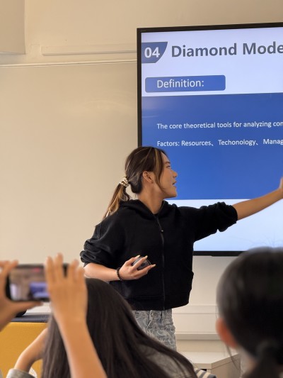 SII-DUFE student at Summer School 2025 pointing to screen in a classroom