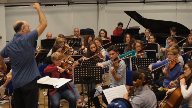 Russell Keable conducts local musicians