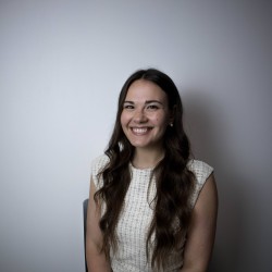 Image of Helen, a Surrey psychology graduate. 