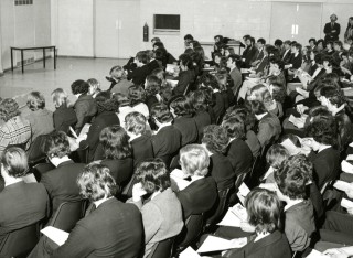 Daphne Jackson in lecture theatre