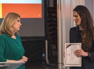 Ana Andries receives award