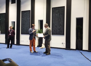 Professor Richard Bowden receiving BMVA Fellowship award