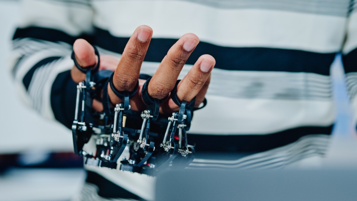 Robot technology on a human hand